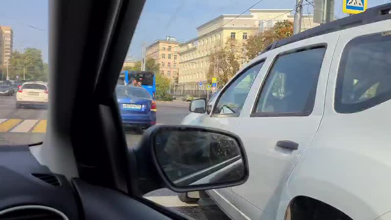 Очередной Делимобиль влетел в Nissan возле Черёмушкинского рынка.