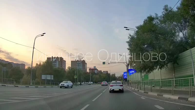 В Одинцово таксист чуть не снес девушку на пешеходном переходе перед «кругом».