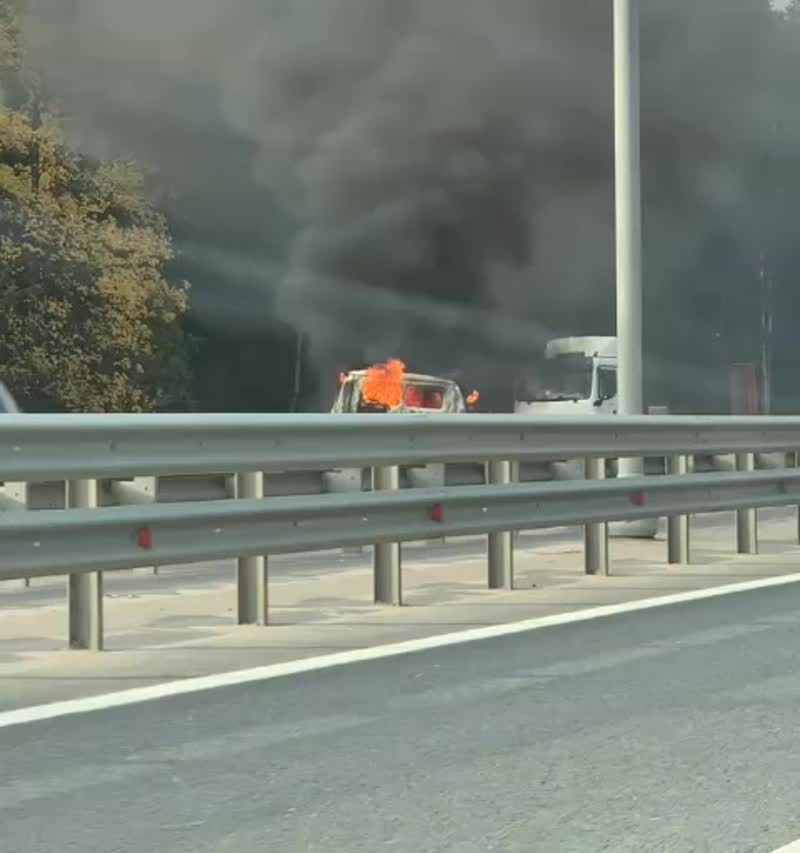 Автомобиль сгорел на Симферопольском шоссе.