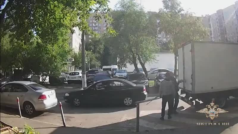 На юге Москвы мужчина, проходивший мимо легковушки с открытой дверью, решил воспользоваться случаем ...