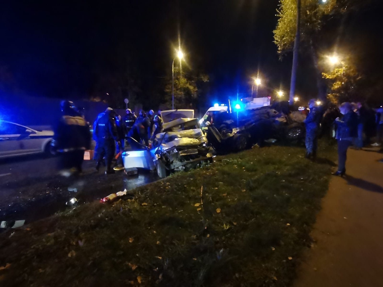 На Панфиловском проспекте в Зеленограде ночью произошло жёсткое ДТП.
По данным ОГИБДД/МЧС: 3 пострад...