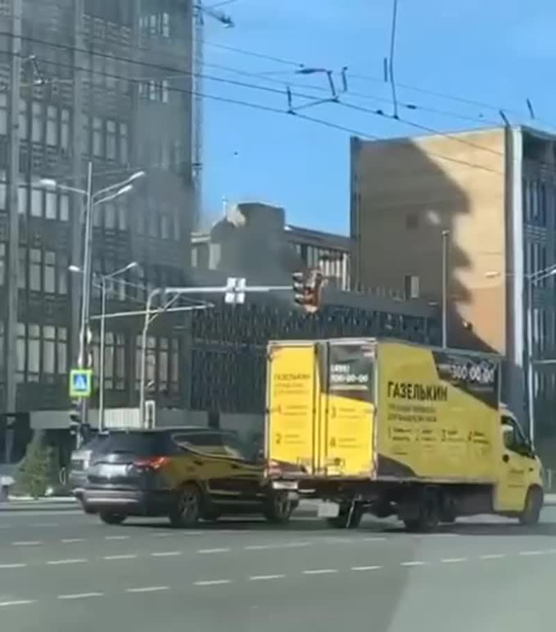 На Дмитровском шоссе светофор горит на работе.
