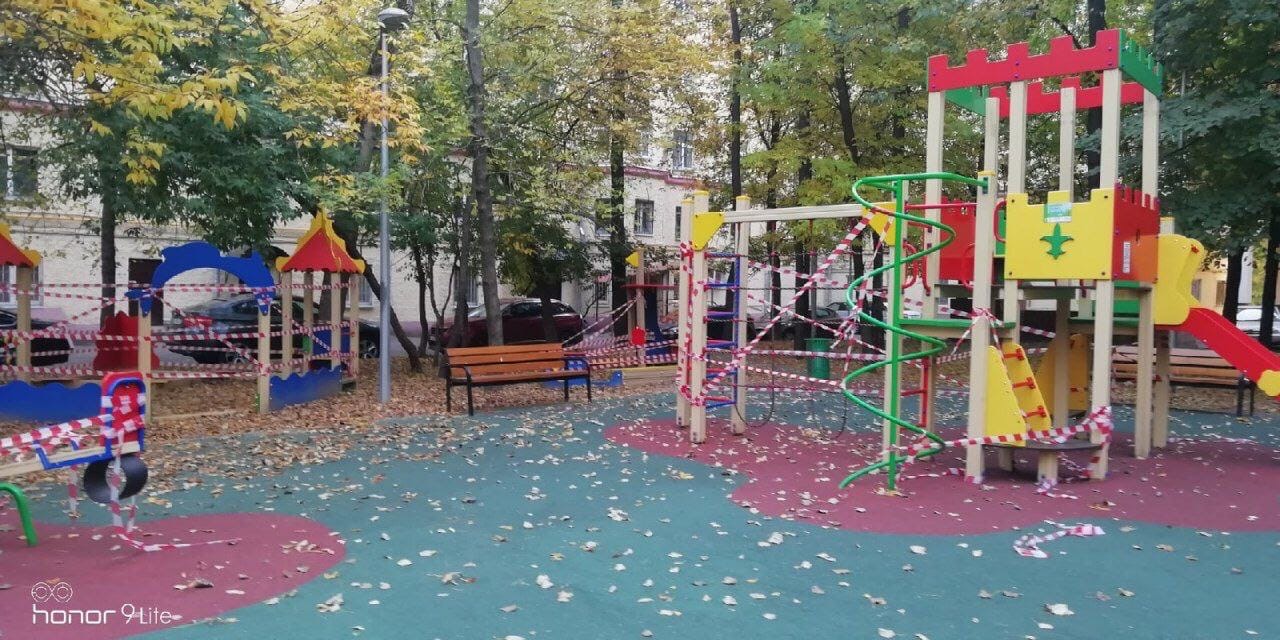 В Москве вновь закрывают детские площадки.