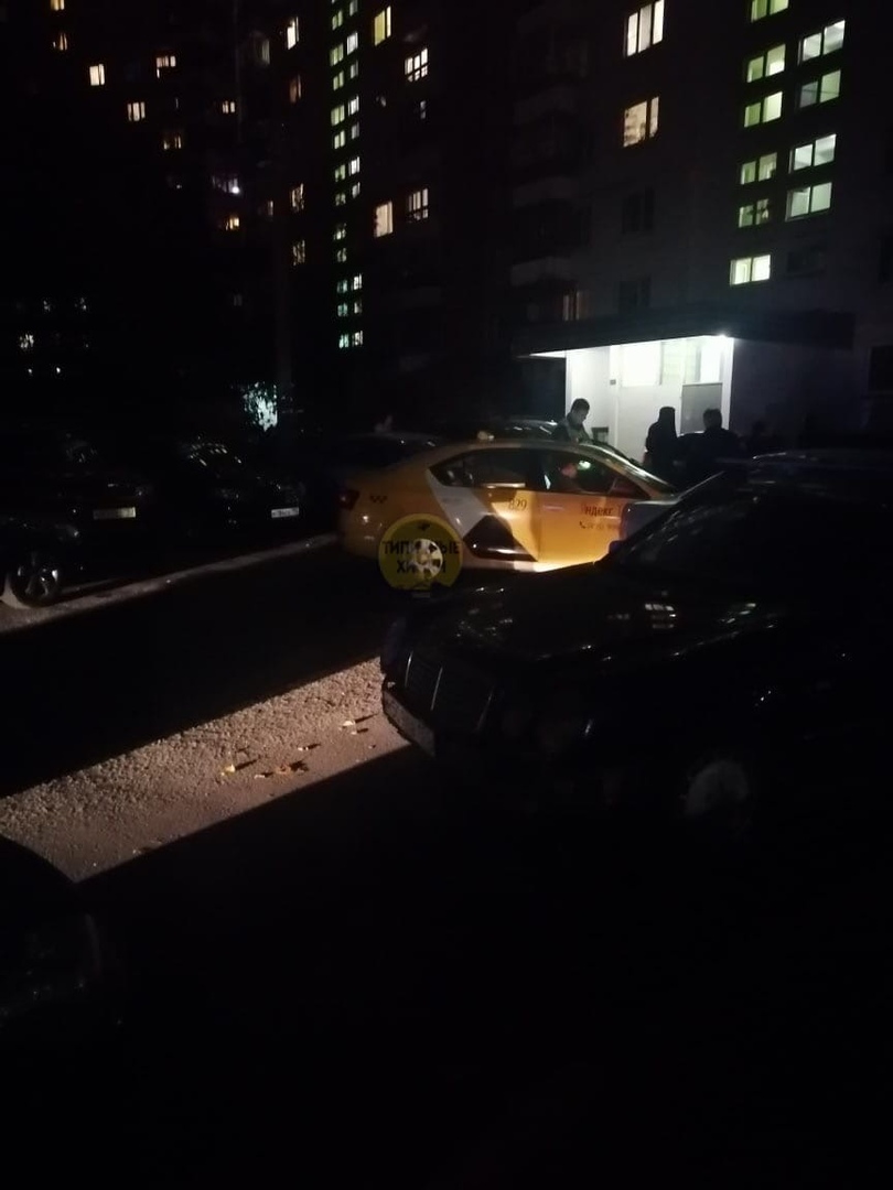 Пятница вечер, таксист из Яндекса напился и начал кататься во дворе Дружбы 7, врезаясь в припаркован...