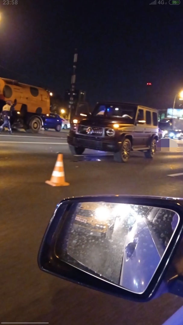 ДТП на Кутузовском  проспекте напротив ресторана "Времена Года" В результате столкновения пешеход по...