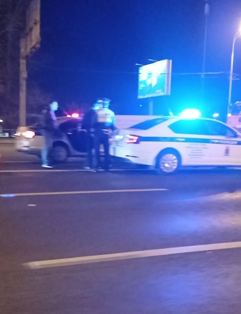 ДТП на Кутузовском  проспекте напротив ресторана "Времена Года" В результате столкновения пешеход по...