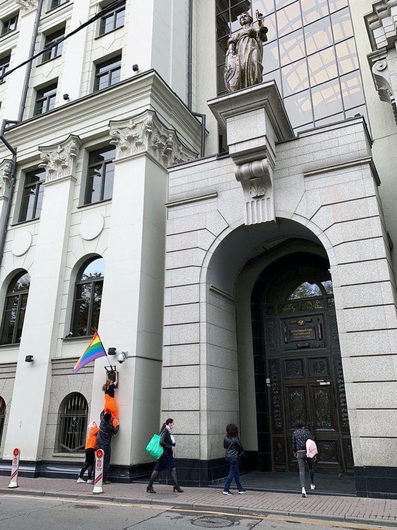 На зданиях ФСБ и АП появились радужные флаги

Группа Pussy Riot сегодня утром вывесила символ ЛГБТ-с...