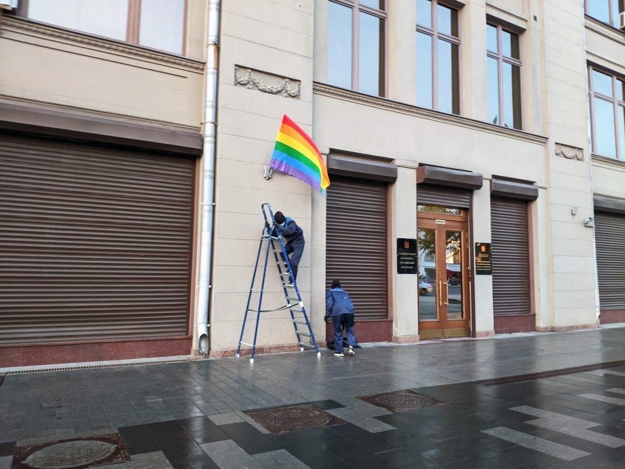 На зданиях ФСБ и АП появились радужные флаги

Группа Pussy Riot сегодня утром вывесила символ ЛГБТ-с...