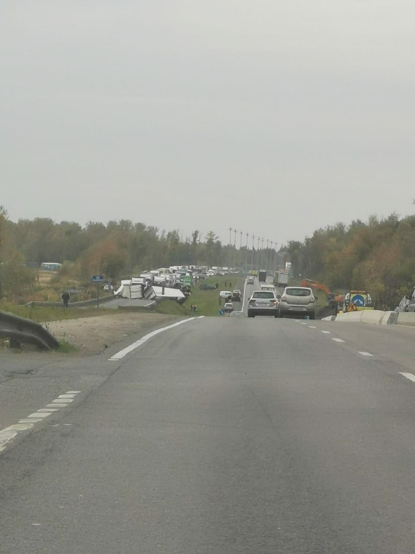 ДТП на Горьковском шоссе. Перевернулся грузовик.