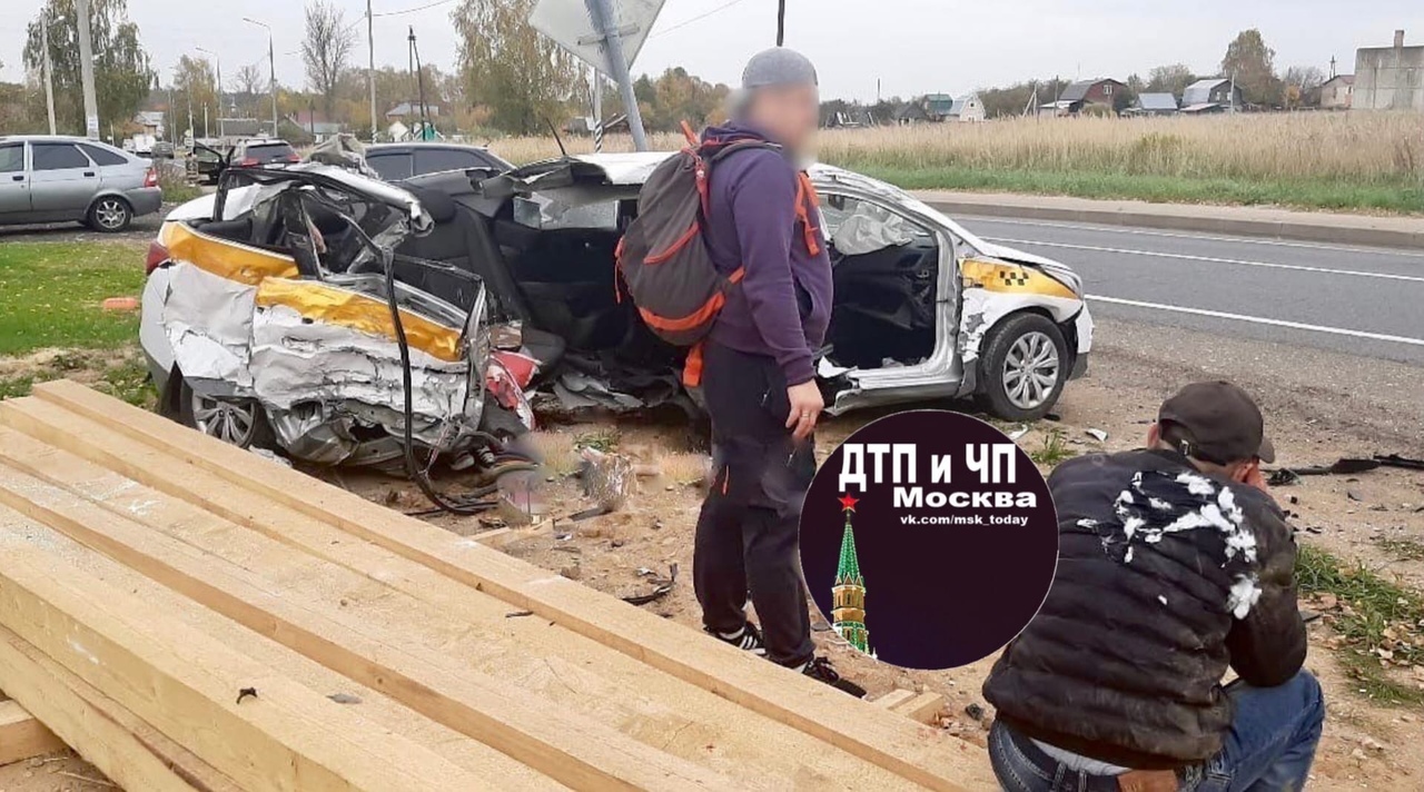 На автодороге Шихово - Шарапово - Кубинка в районе села Шарапово произошло столкновение такси Hyunda...