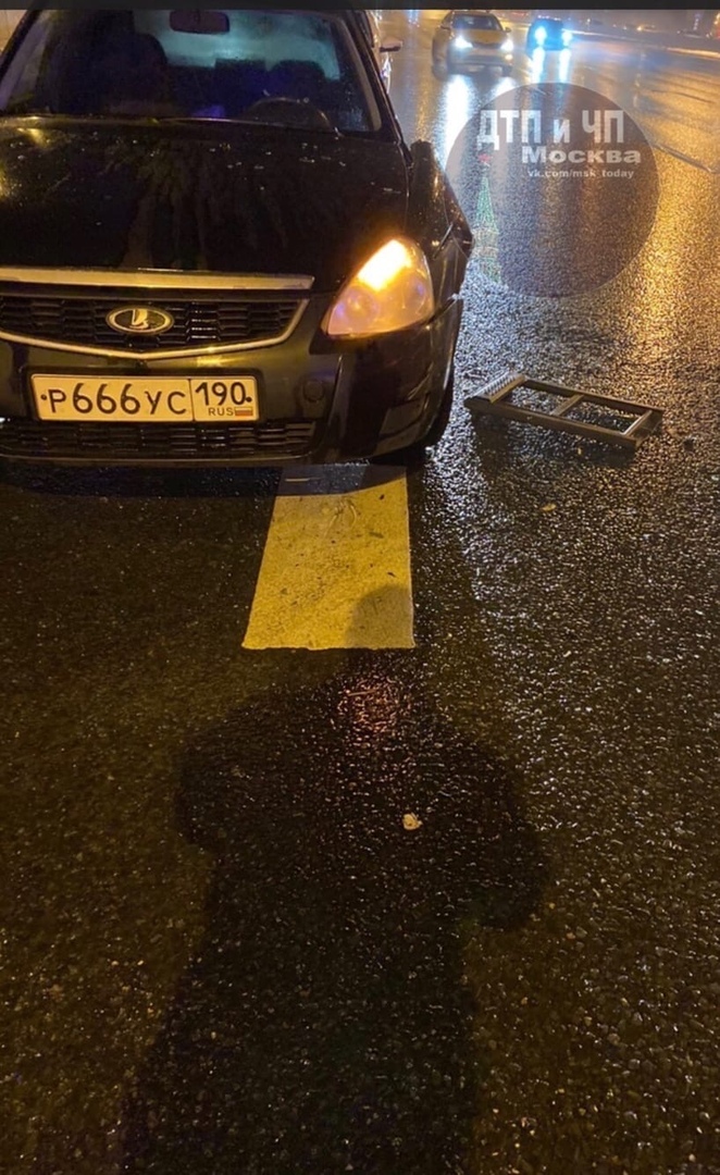 Сбили человека на МКАД в районе улицы Рябиновой.
Сломалась машина решил выйти и осмотреть,  в итоге ...