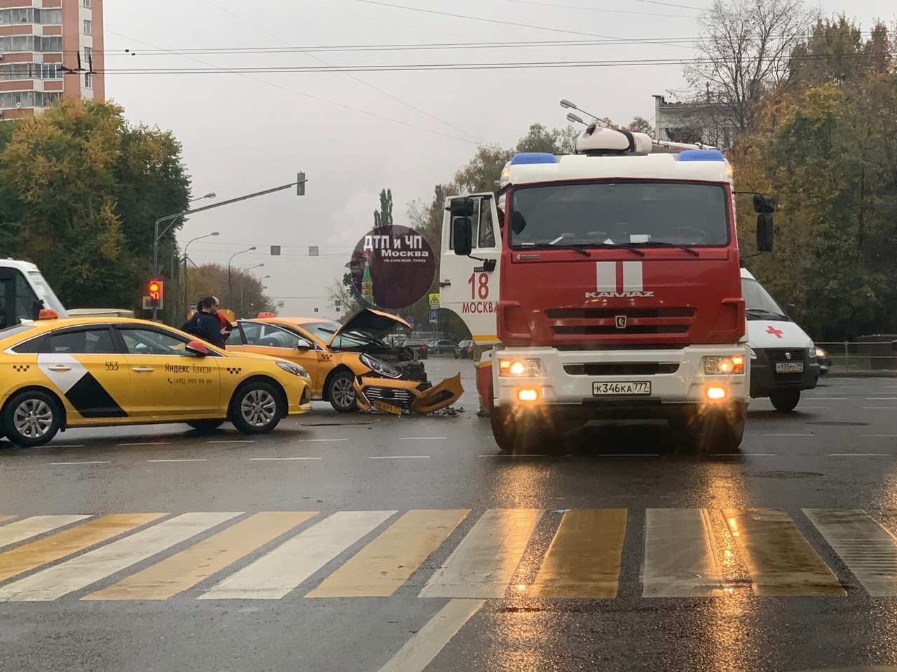 Пересечение Щелковского шоссе и 3-ей Парковой. 
Таксист не пропустил пожарную машину.