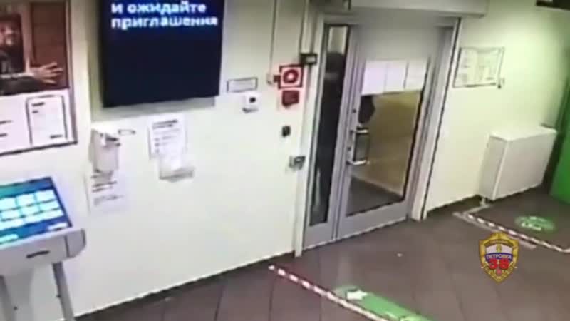В Москве мужчина с запиской попытался ограбить банк

Накануне в столице был задержан москвич, которы...