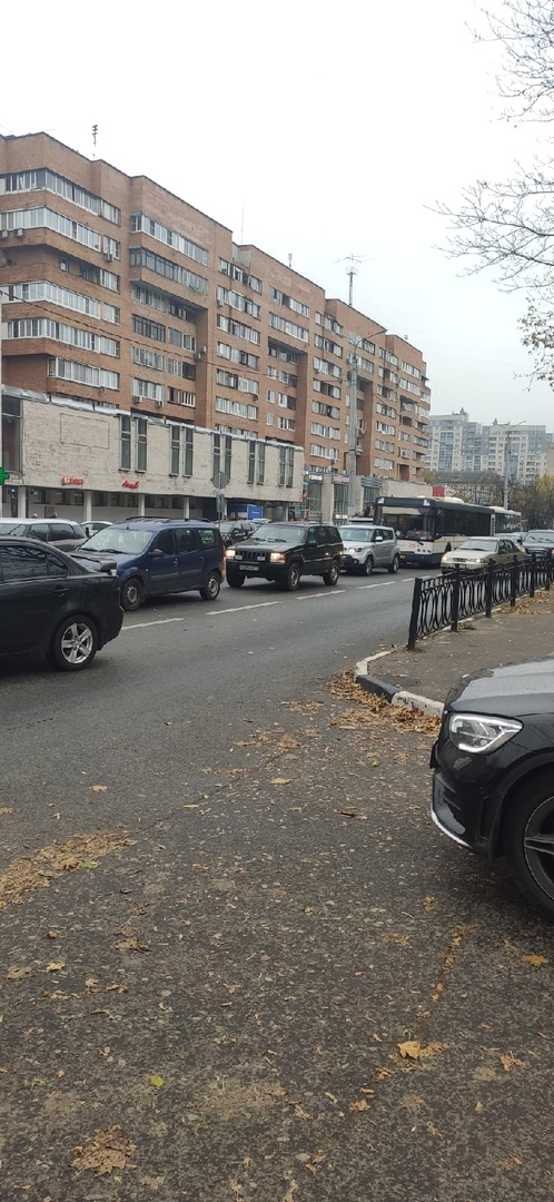 Улица Комсомольская в Подольске. Выезд с налоговой, левая полоса.