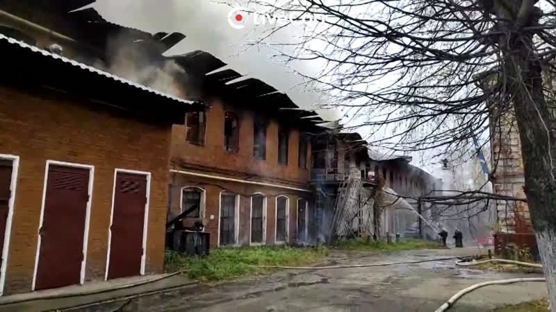 Завод имени Королёва горит в Иваново. Пожар охватил практически весь второй этаж и крышу производств...
