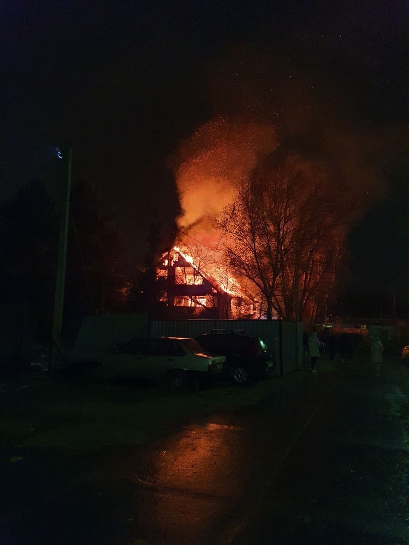 В Красногорске, Опалиха, по улице Мира горит дом.