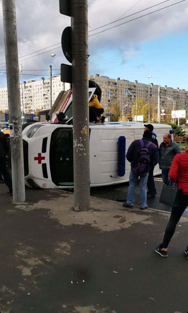 На улице Лескова машина скорой помощи перевернулась после столкновения легковушкой.