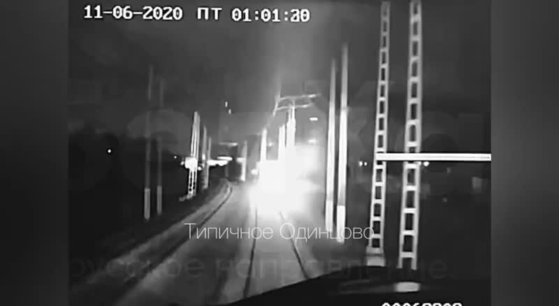Видео столкновения электрички и грузовика на ж/д переезде вблизи станции «Перхушково» снятое из каби...