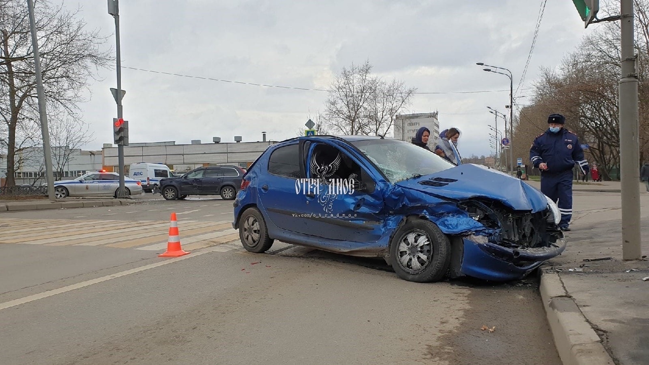 На перекрёстке Берёзовой аллеи и Олонецкой улицы столкнулись два автомобиля. Очевидцы говорят, что о...