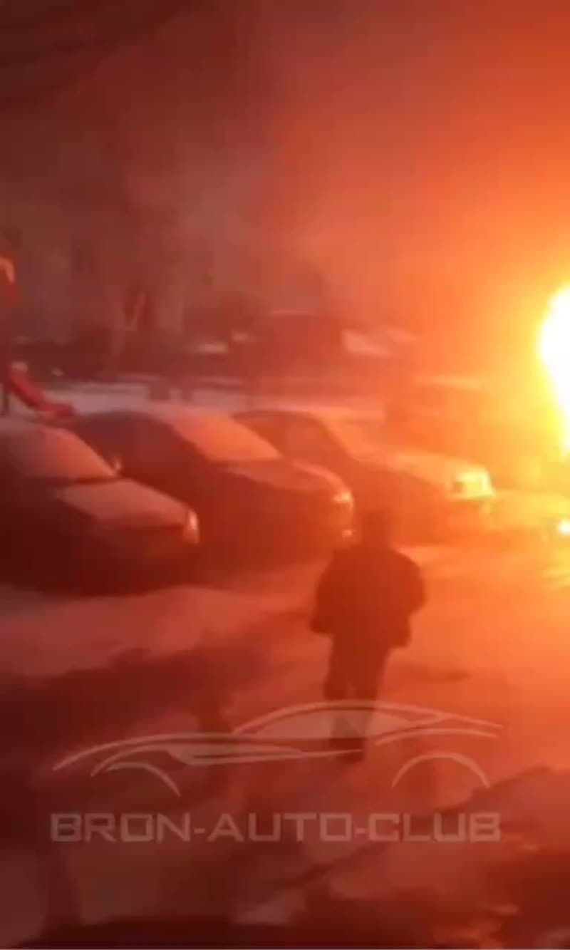 Загорелось Яндекс такси на Льва Толстого 3А в Бронницах.