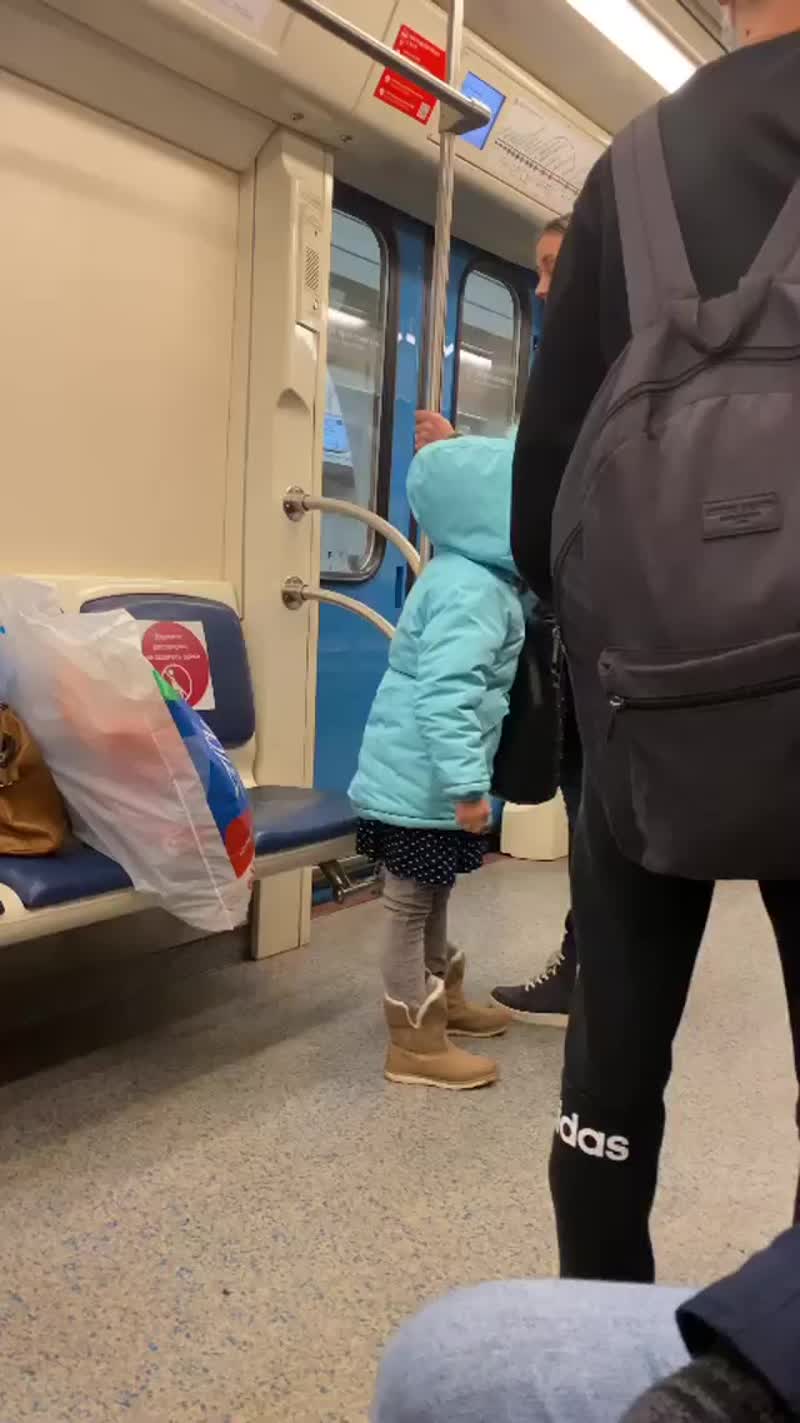 Вчера в метро наблюдала такую картину,- женщина с ребёнком кричала «Маски убивают людей». При этом р...