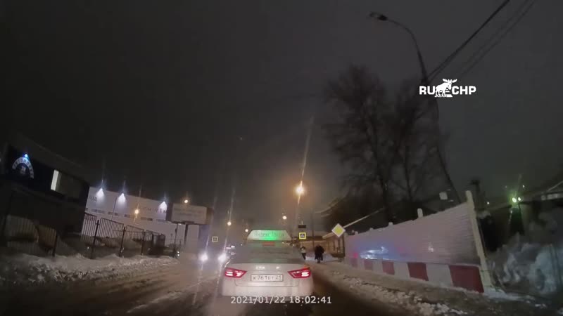 Падает и падает

Москва. 
 
Автор сообщает: "2 раза упал под две машины на одном переходе!»