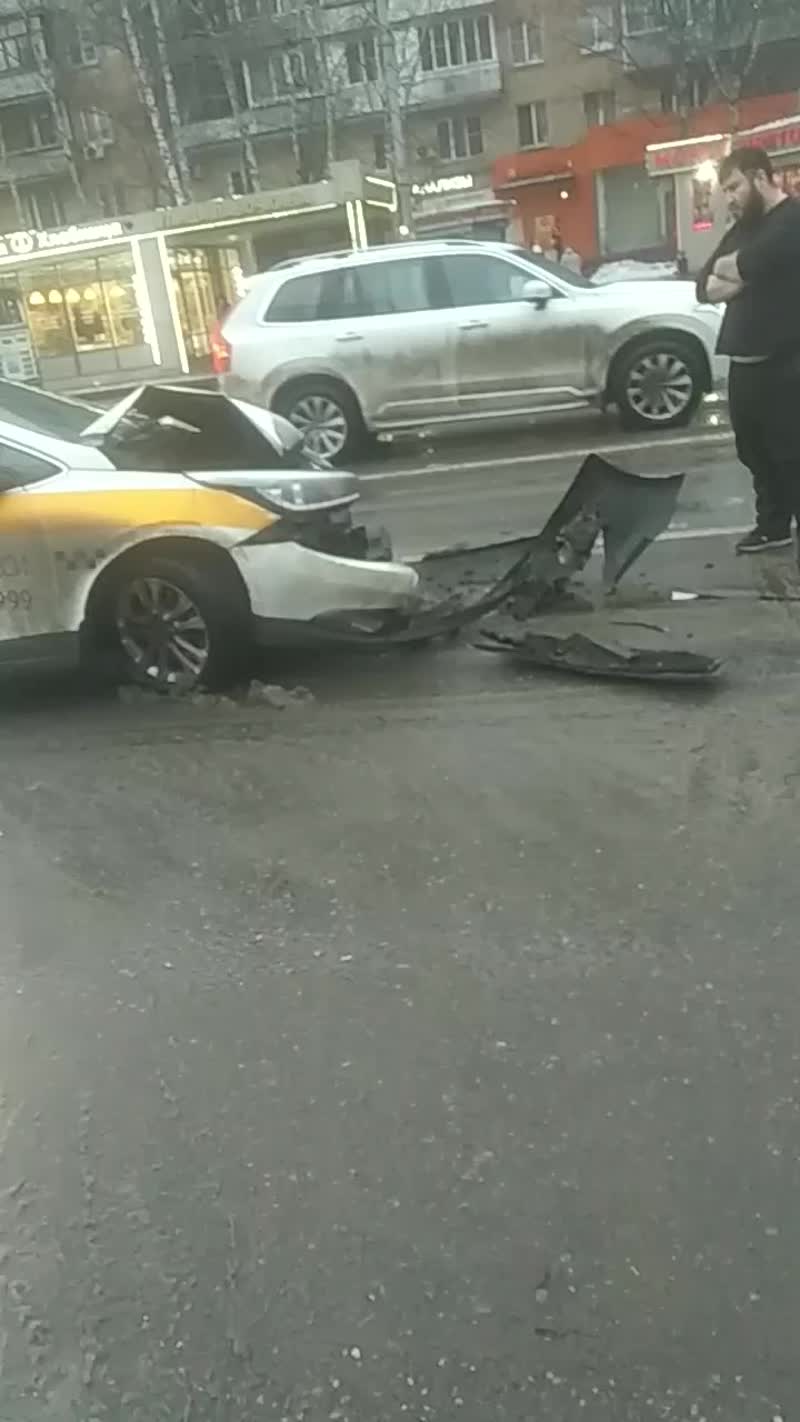 На остановке «улица Лавочкина» в Химках произошла авария. В микроавтобус влетел водитель такси.
