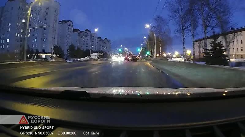 
Лось атаковал машину в Рыбинске.